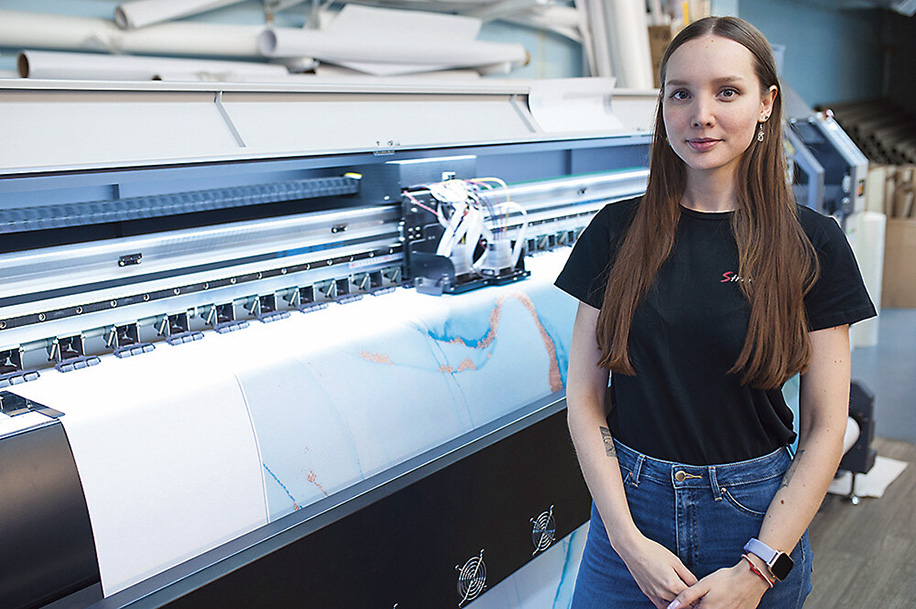 Принтер ARK-JET SOL 3202 с шириной рабочего поля 3,2 м отлично справляется с печатью бесшовных обоев Акцент - на стены