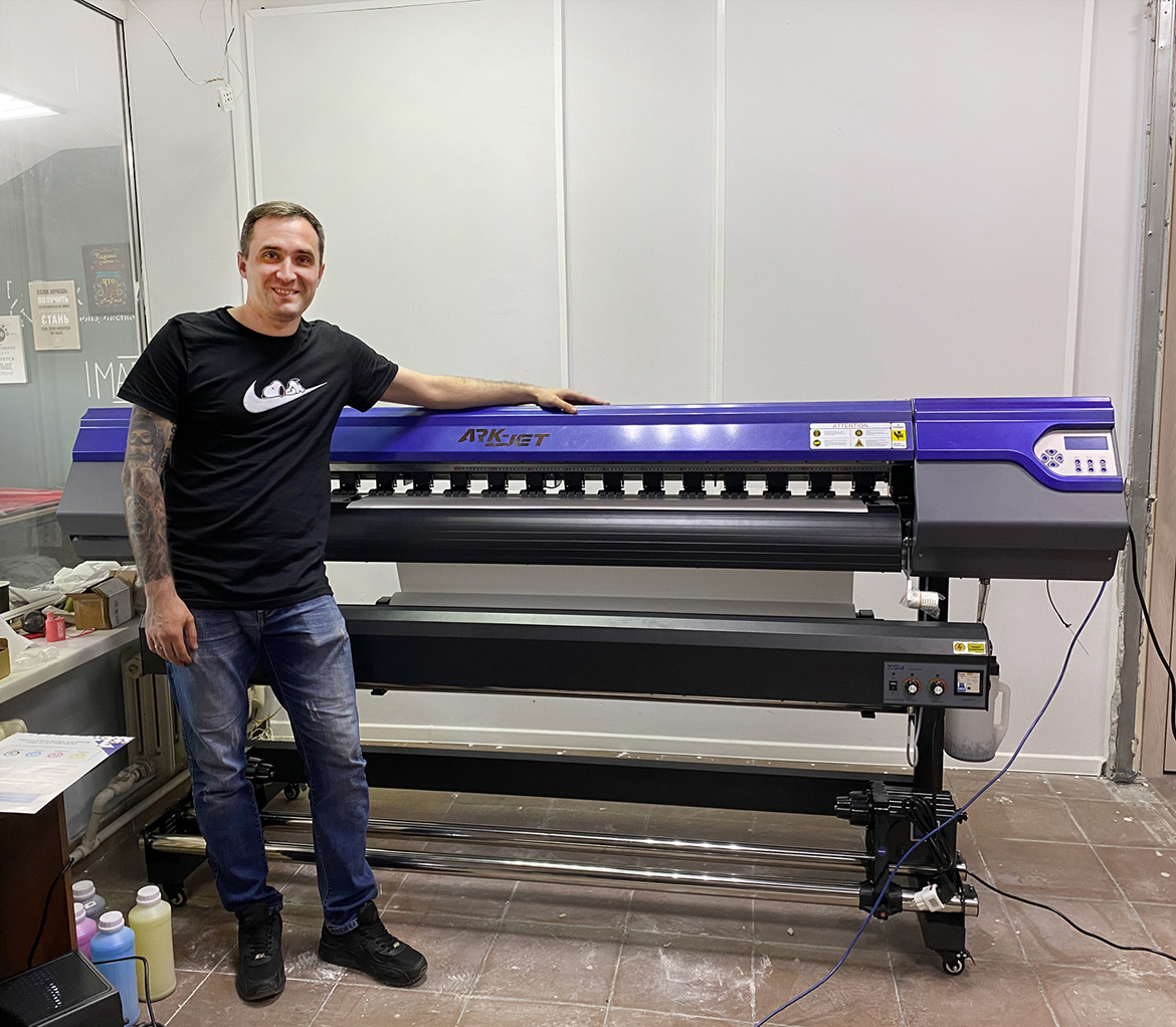 Инсталляция ARK-JET SOL 1600 в брендинговом агентстве "МАРКА"