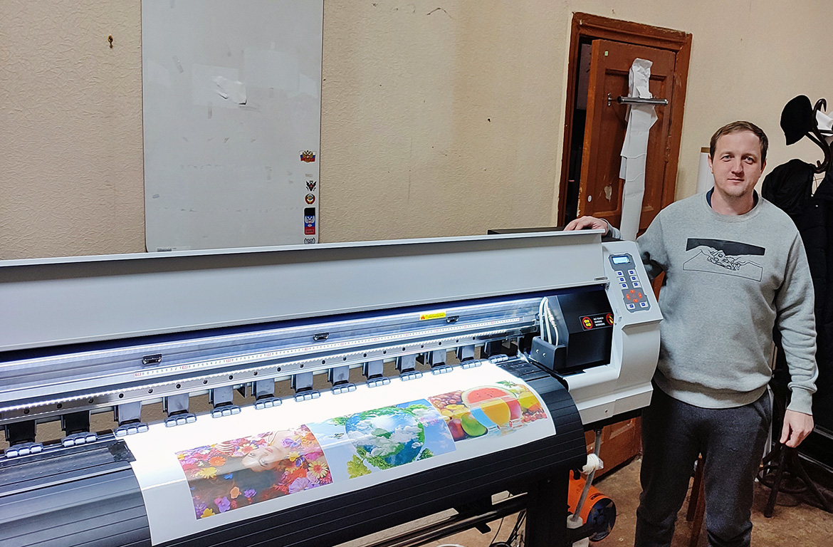 В столице ДНР инженер компании "КОВЧЕГ" установил УФ-принтер ARK-JET UV 1802 В столице ДНР инженер компании "КОВЧЕГ" установил УФ-принтер ARK-JET UV 1802